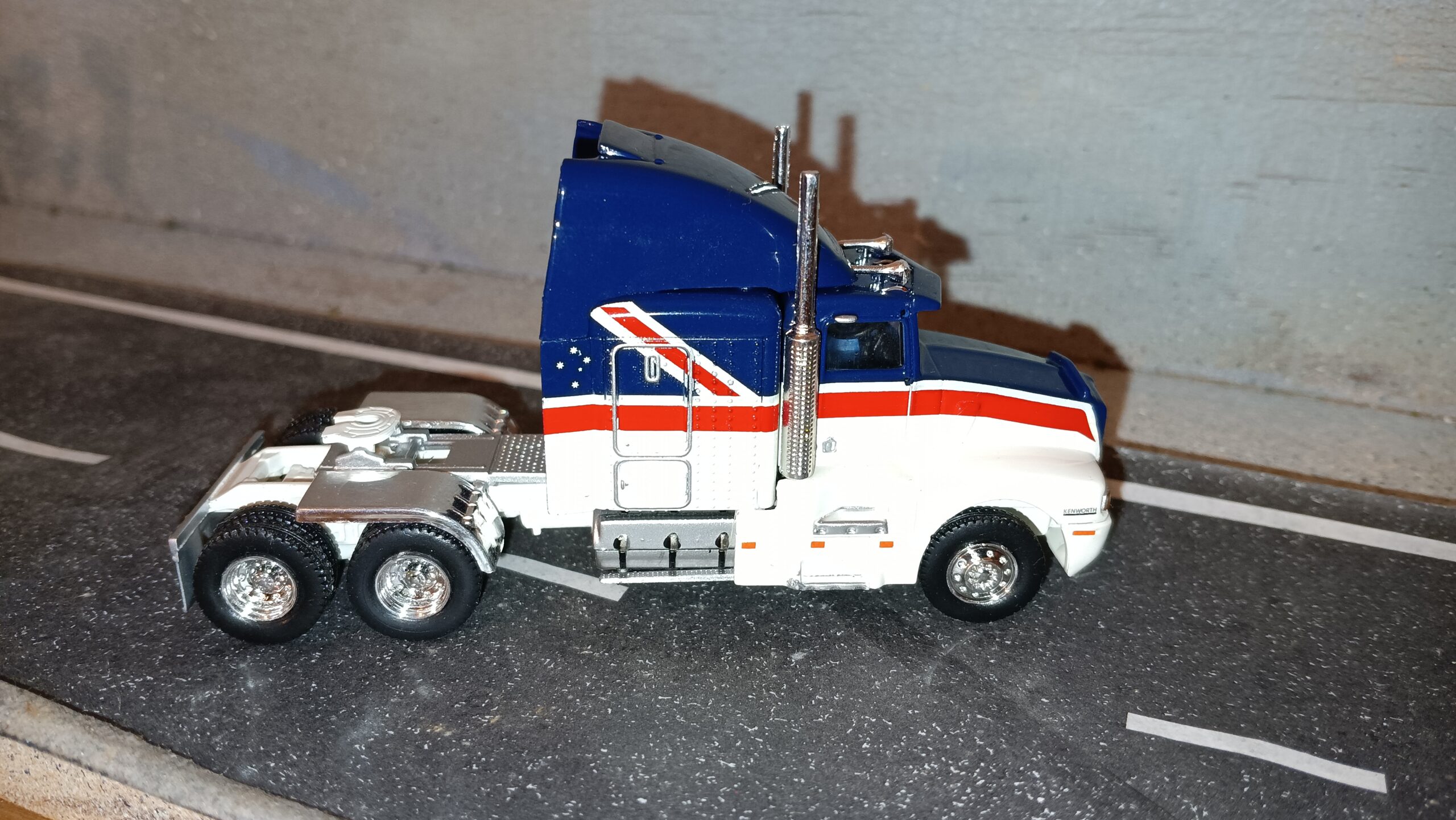 Brekina 1:87 Scale 1984 Kenworth T600 (Blue/White/Red)